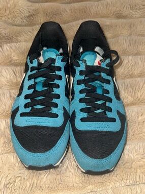 Turquoise & Black Nike Sneakers